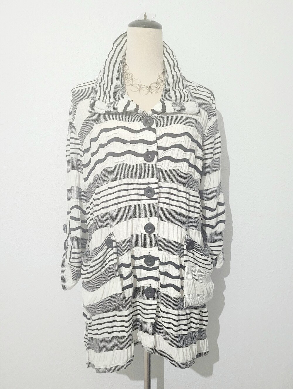 Ali Miles Striped Crinkle Knit Jacket Top Medium Black White Roll Tab Sleeve